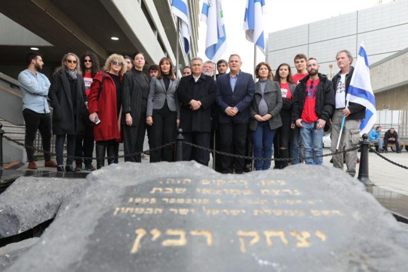 חברי העבודה-גשר-מרצ הבוקר ליד האנדרטה בת"א (צילום באדיבות: דוברות העבודה-גשר-מרצ)