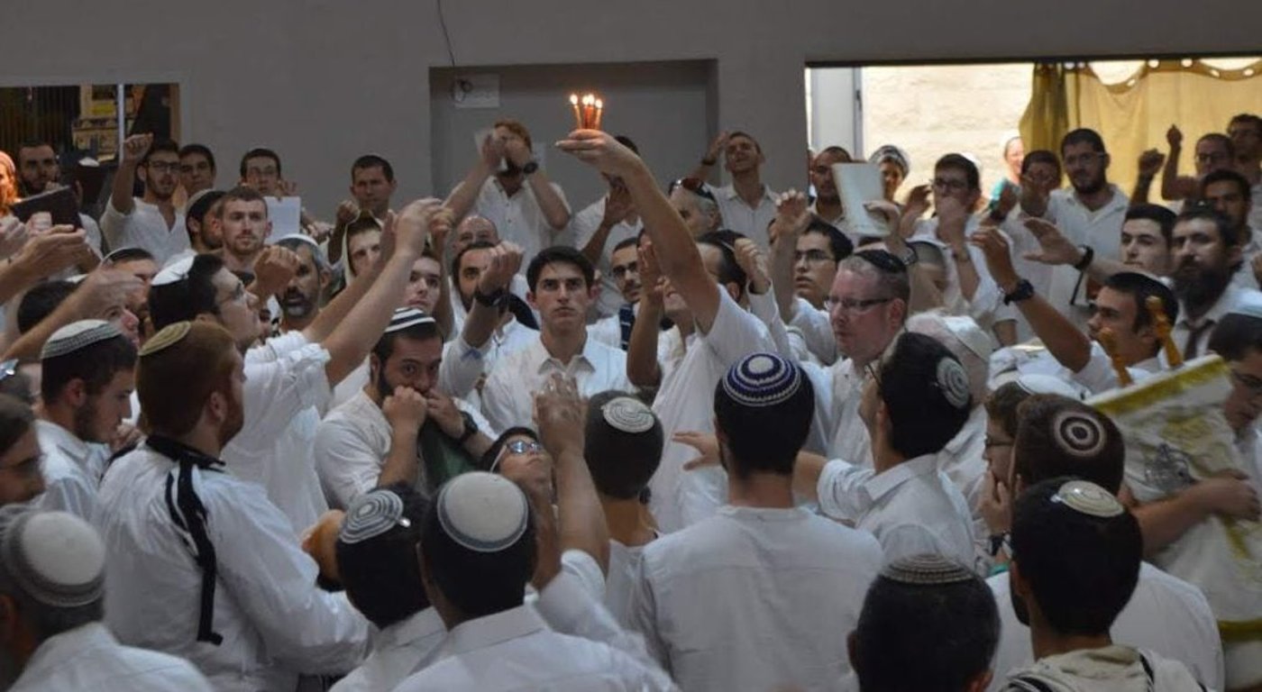 "חיבור נפלא" | הישיבה של הרב שרלו עם תושבי ת"א
