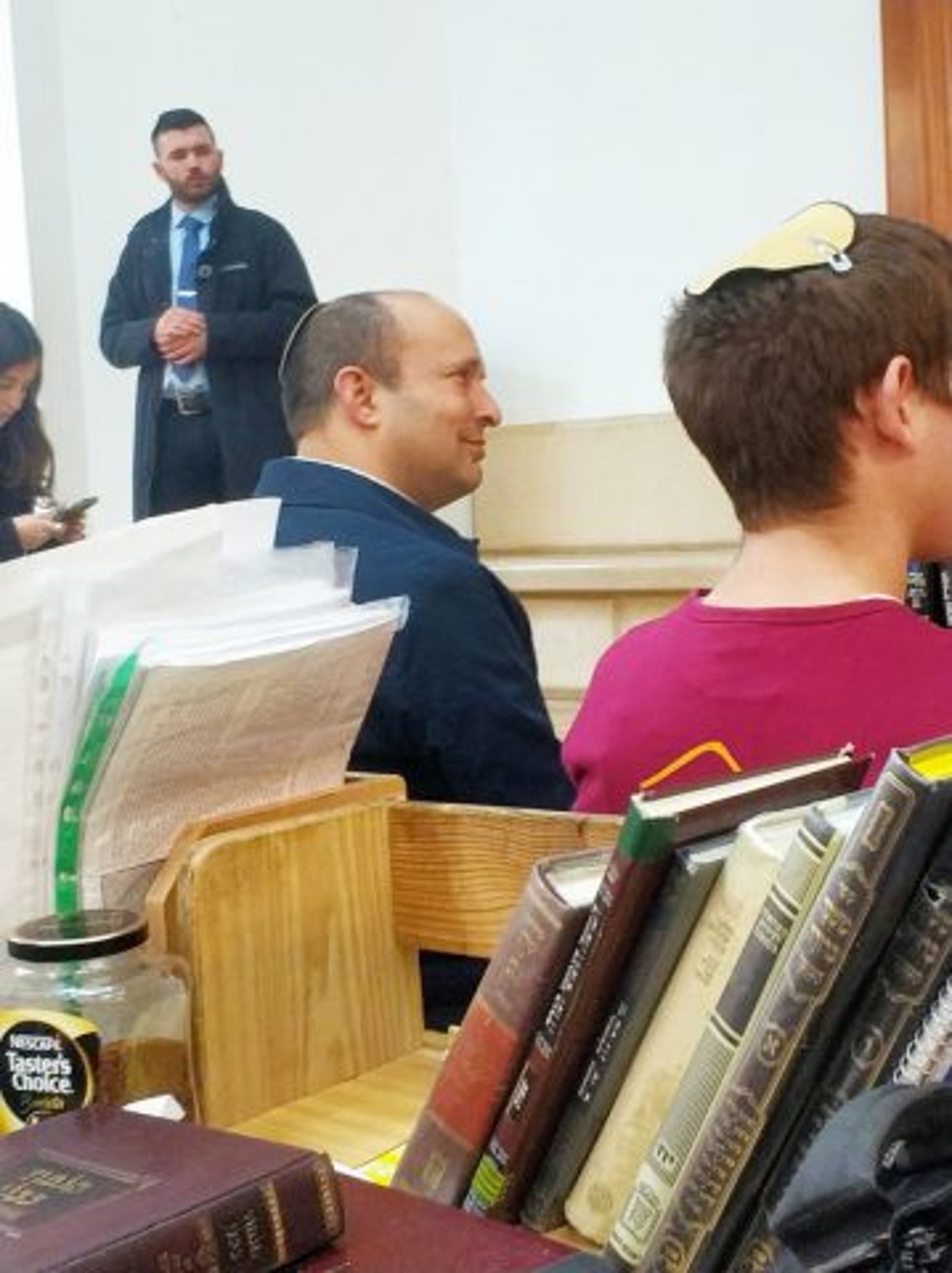 בנט בישיבה לצד התלמידים (קרדיט: חיים ג'רבי)