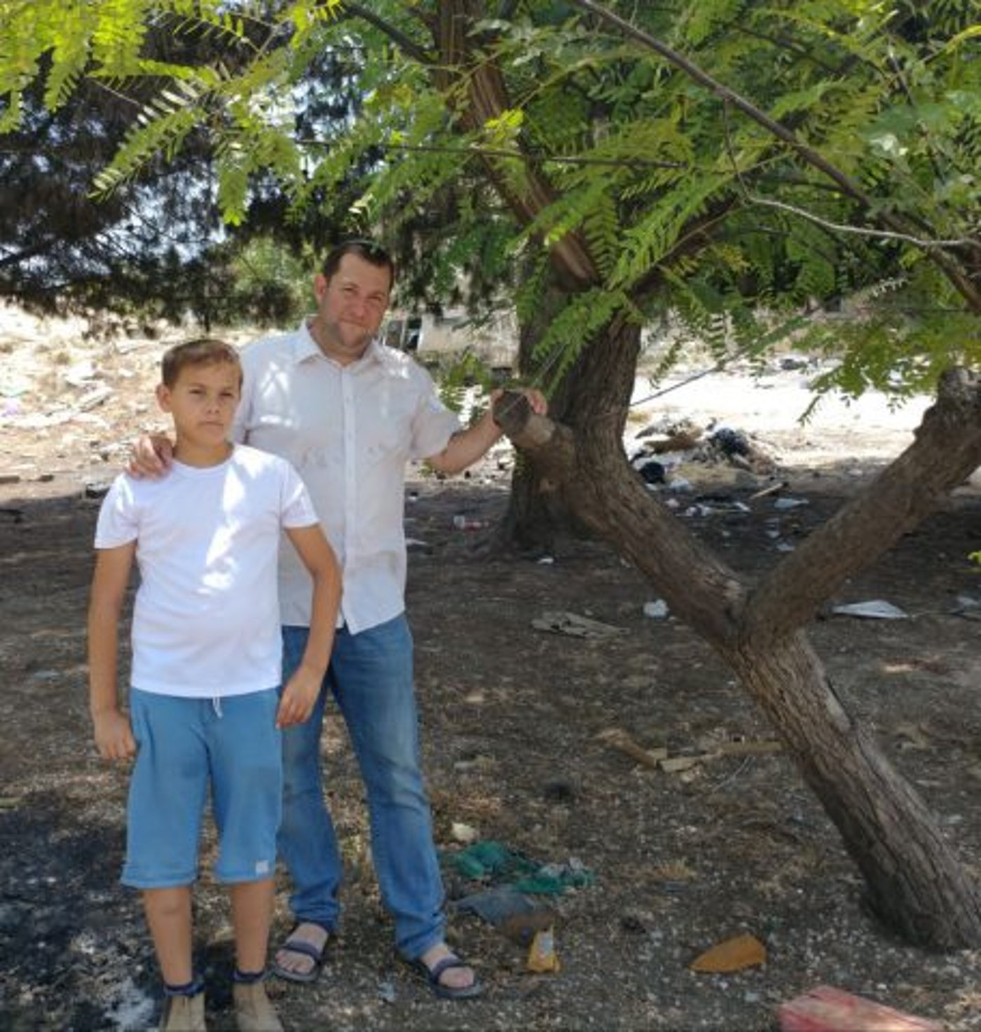 (בתמונה: בצילו של העץ בשא-נור, יחד עם בני הבכור יאיר רחבעם)