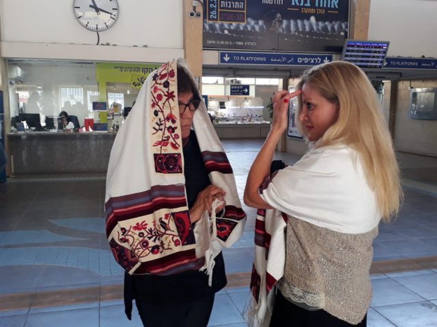 פעילות דוכן התפילין של נשות הכותל שהוקם באישור שר התחבורה, בצלאל סמוטריץ' (ללא קרדיט)