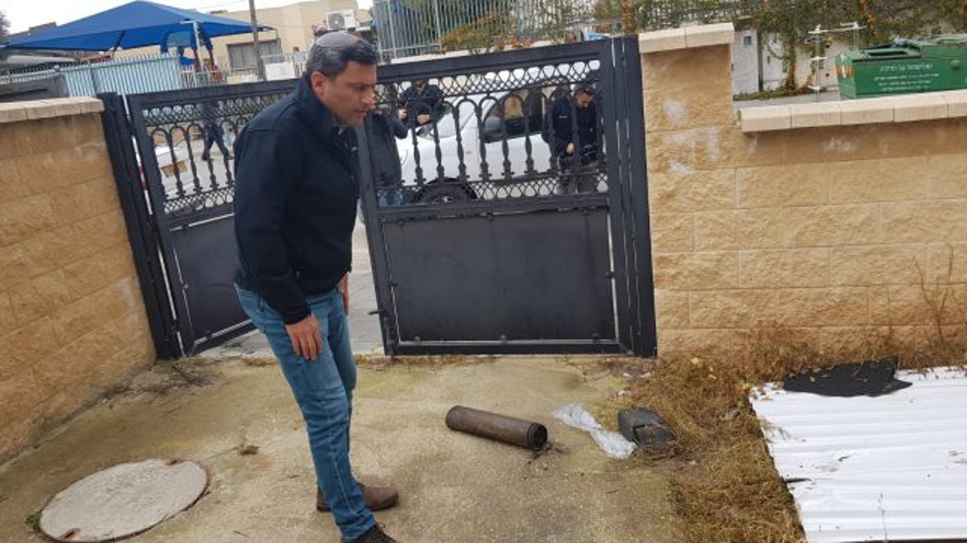 ראש עיריית שדרות אלון דוידי במקום נפילת הרקטה