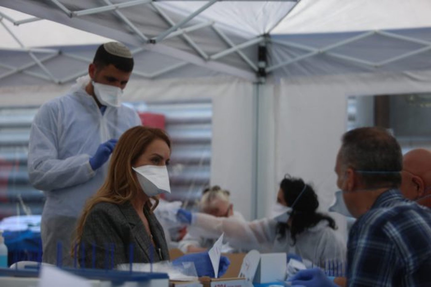 מנכ"לית ועדת הבחירות וח"כ קרעי מאחוריה בספירה