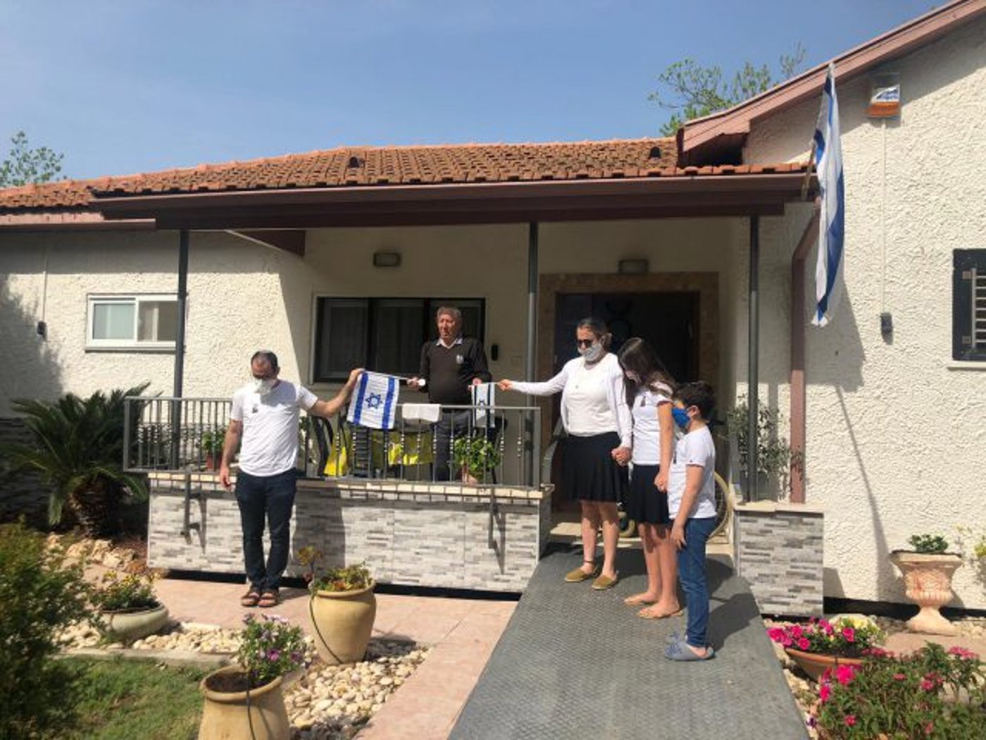 בכול שנה בני משפחתו של שעיו מחזיקים את ידו בזמן הצפירה. השנה דרך הדגלים ועם רק חלק מהנכדים, עמדו איתו יחד
