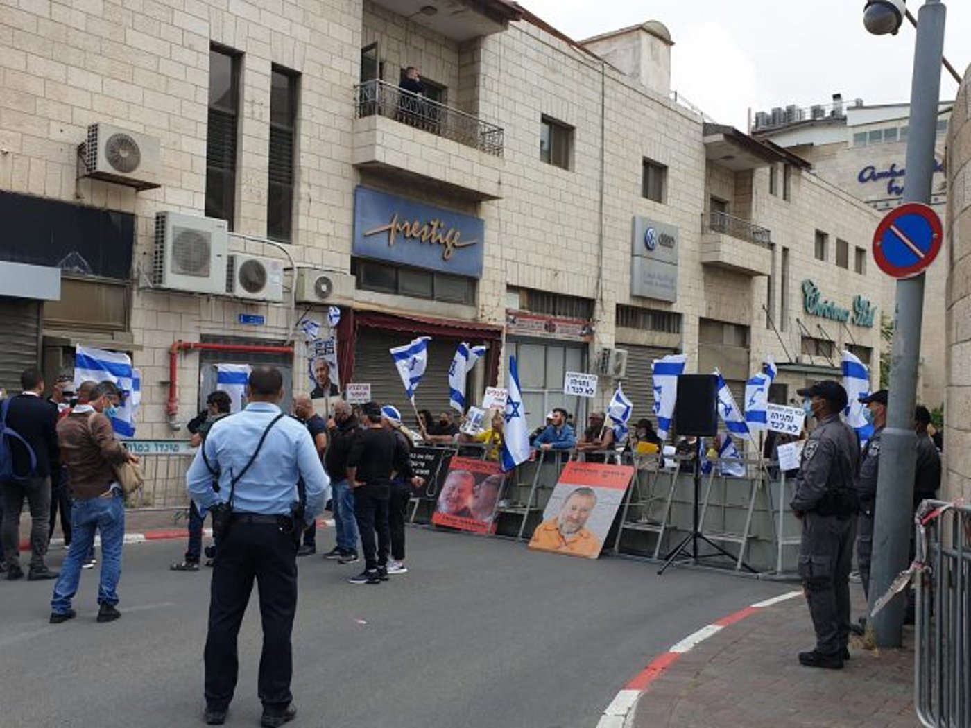 מחוץ לאולם: פעילי ליכוד בשיחזור ל'משפט דרייפוס'