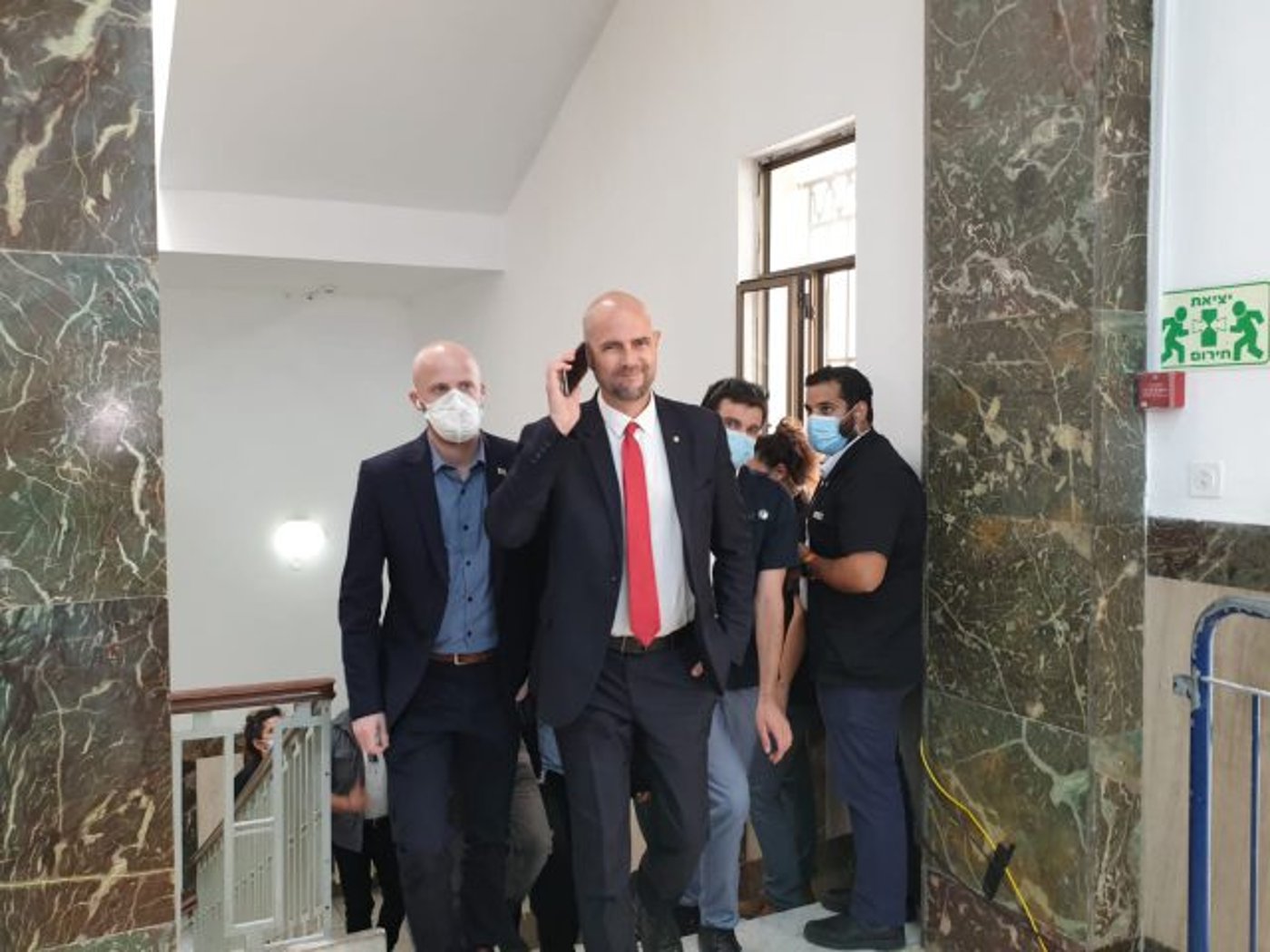 שרי הליכוד מגיעים לתמוך בנתניהו