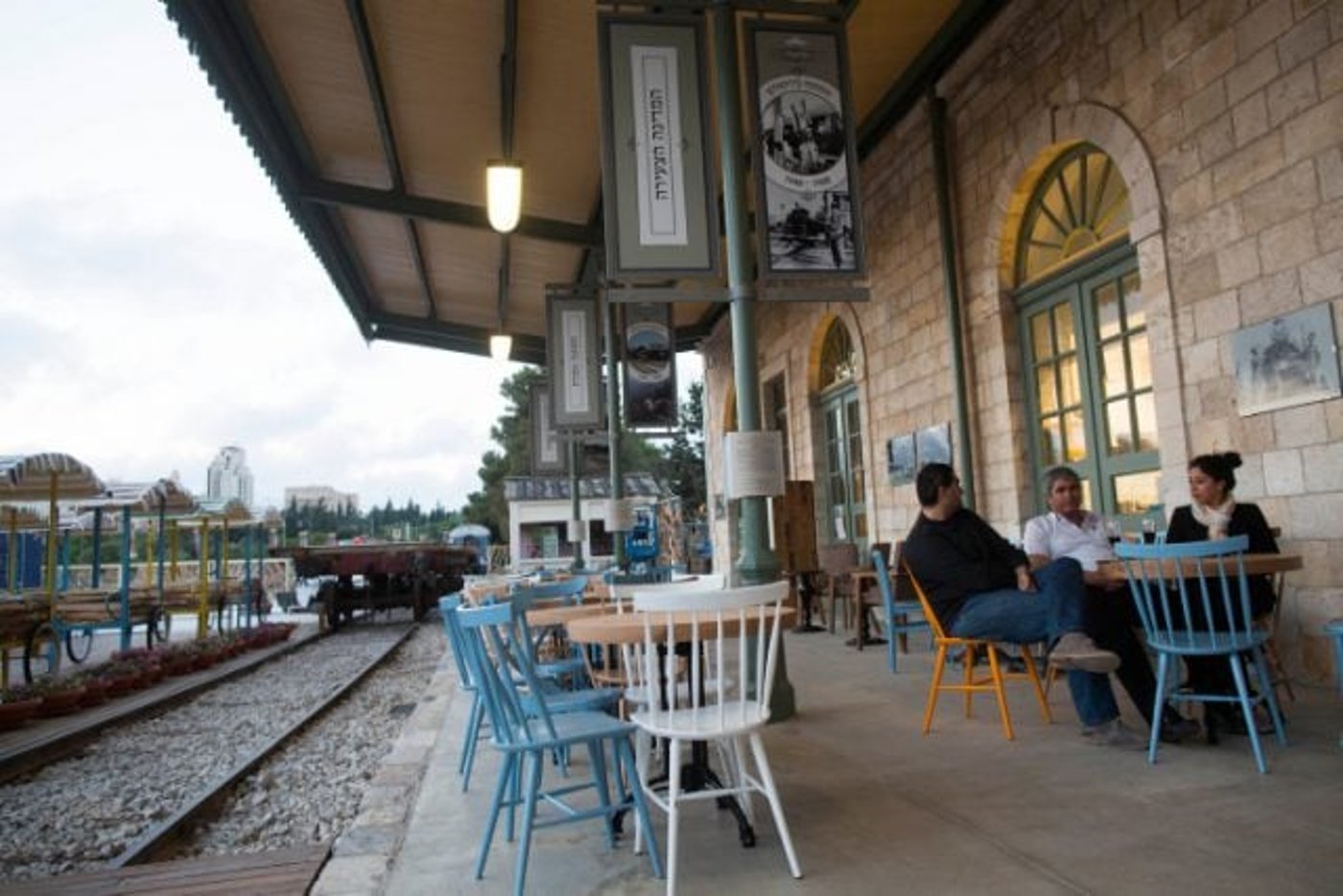 אושר בממשלה: הבוקר נפתחות המסעדות והבריכות