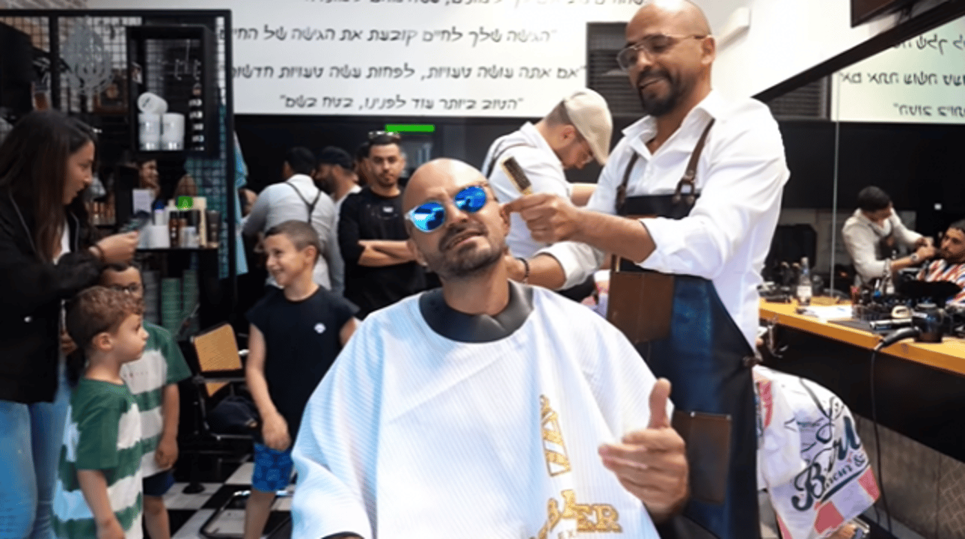 מתוך הקליפ עם הספר מפרדס חנה