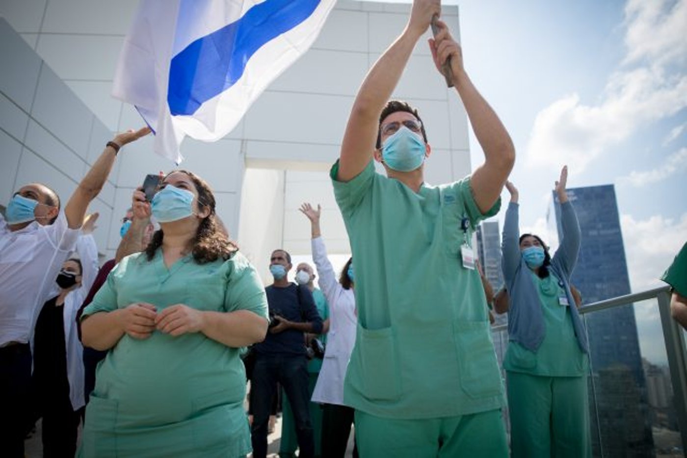 רופאי איכילוב ביום העצמאות (מרים אלסטר/פלאש90)