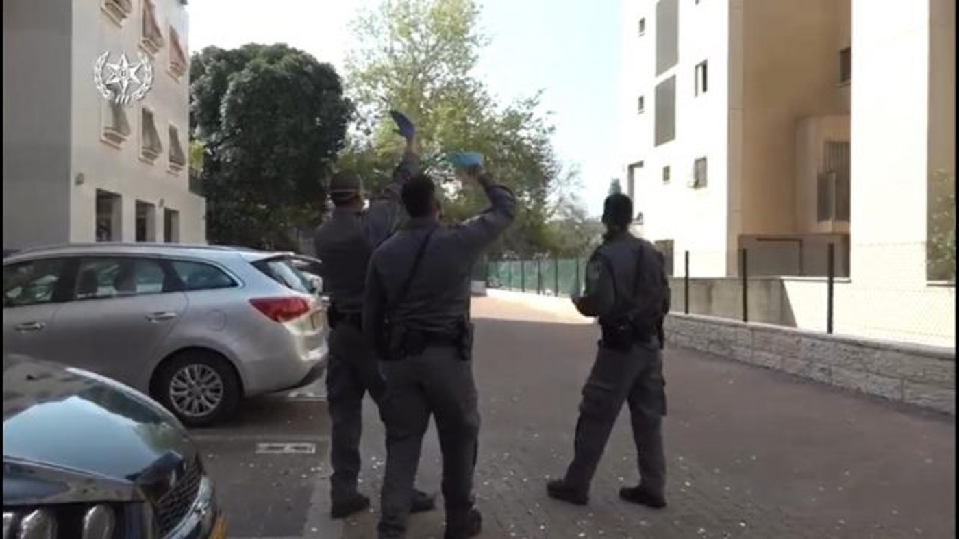 אחד מהביקורים שערכו השוטרים למבודדים וחולי הקורונה (דוברות המשטרה)
