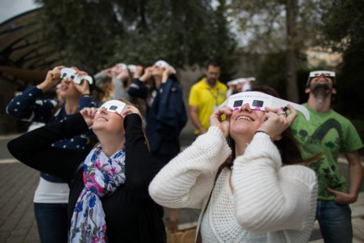 הצפייה בליקוי חמה באמצעות משקפי מגן