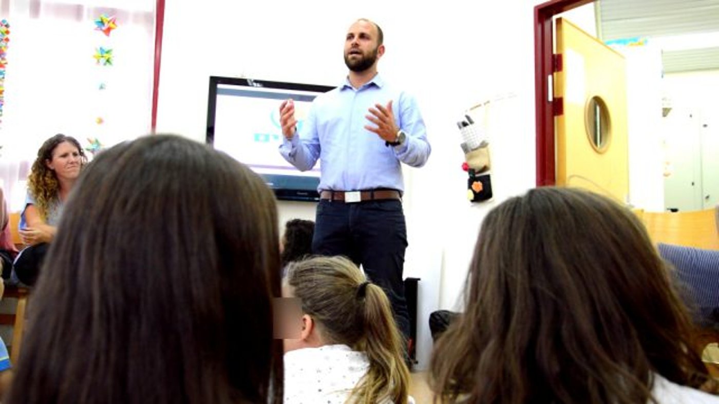 עו"ד יזהר נבון – מנכ"ל קרן מאירים עם עו"ס עדי נבו – רכזת תכנית יוצאות לאור.