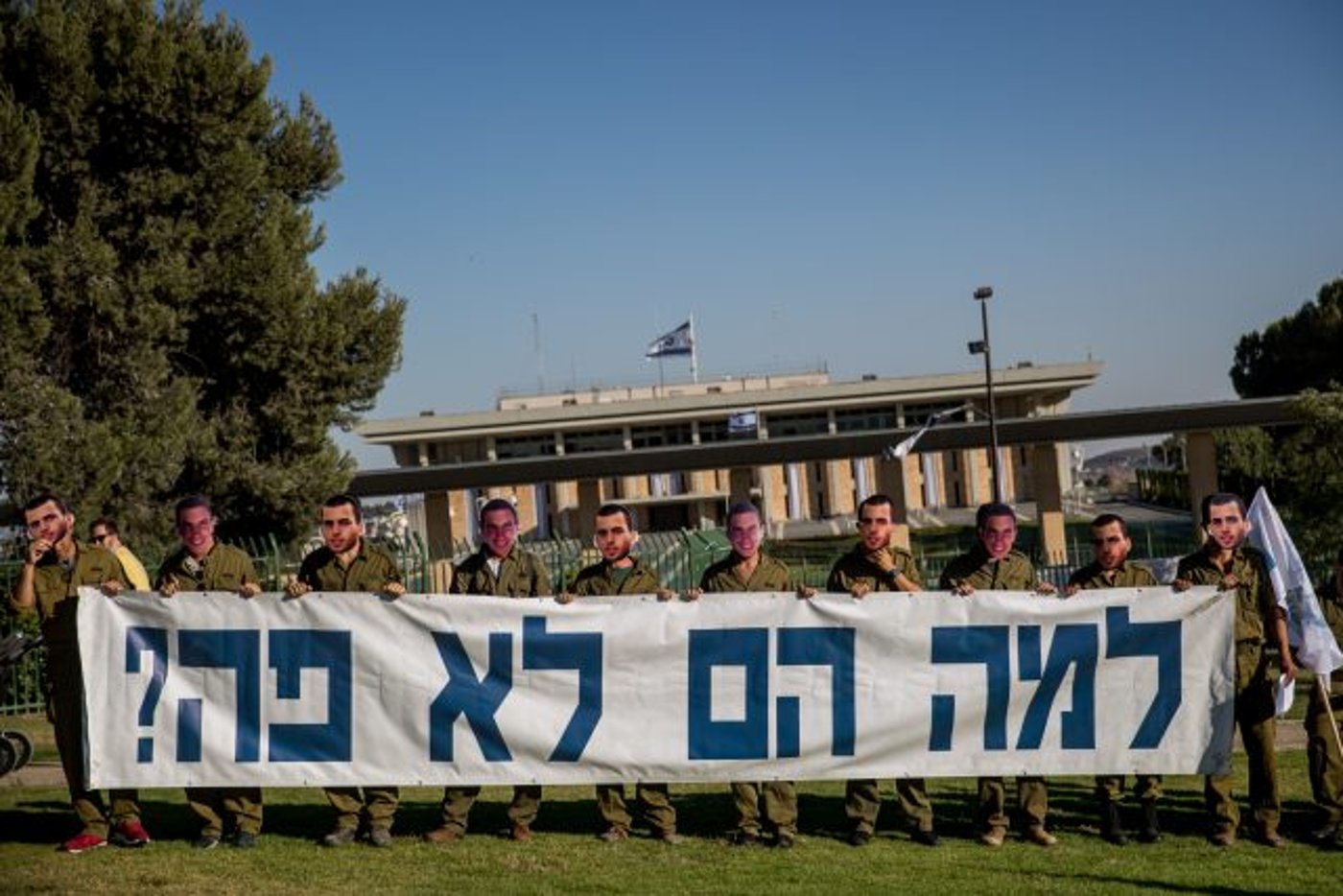 לוחמי צוק איתן שואלים למה גופות חבריהם עדיין בעזה. (יונתן זינדל/פלאש90)