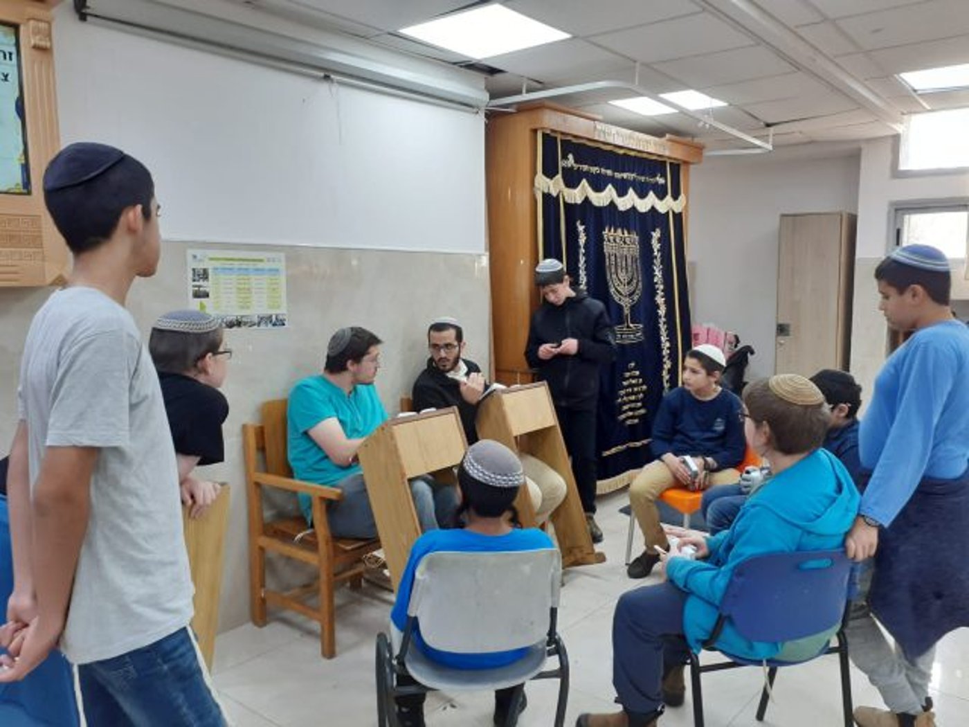 הרב עתניאל מנצור בשיעור (קרדיט: חטיבת הביניים חץ נווה הרצוג- צולם טרם הקורונה)