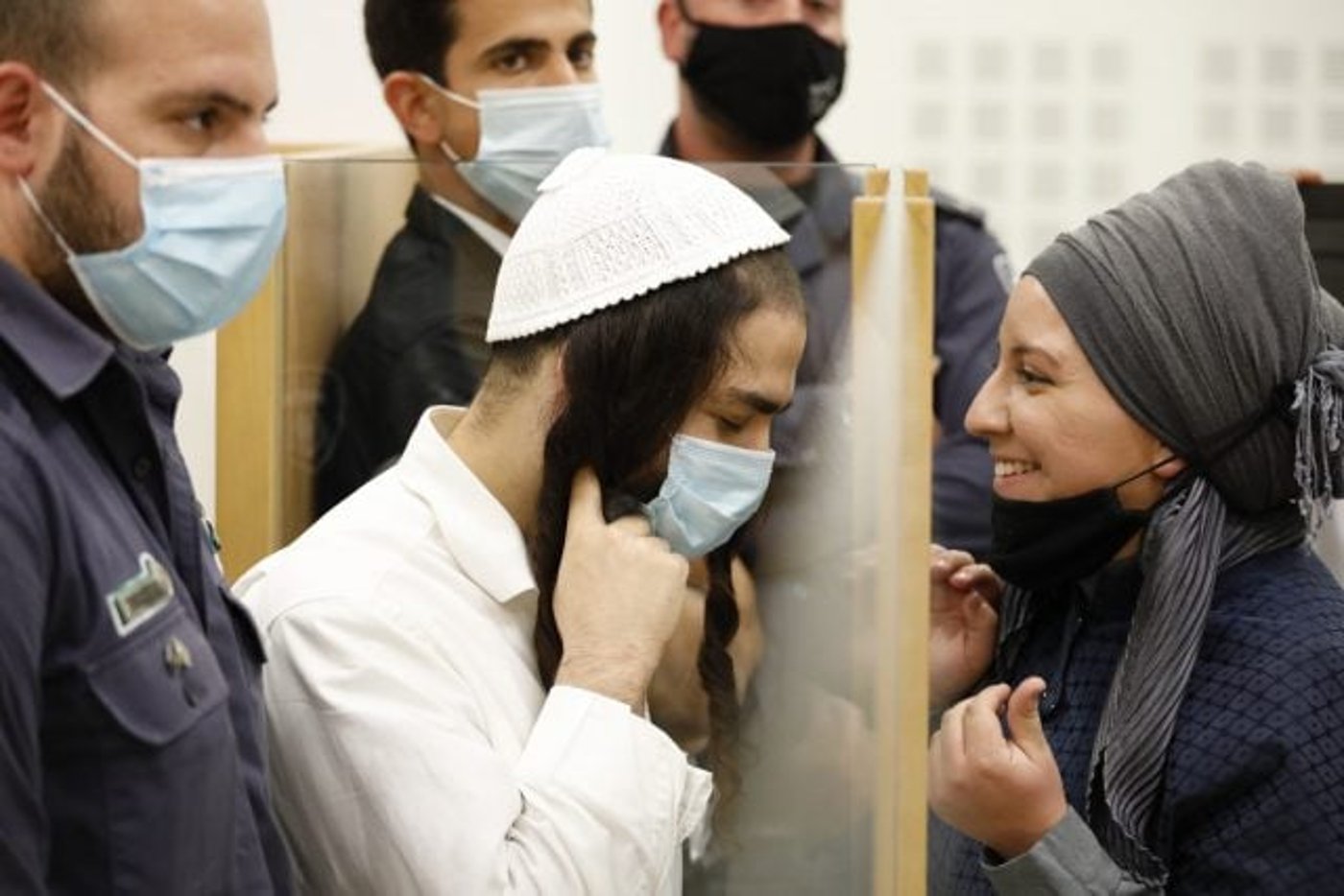 עמירם בן אוליאל עם אשתו, אוריין, בבית המשפט