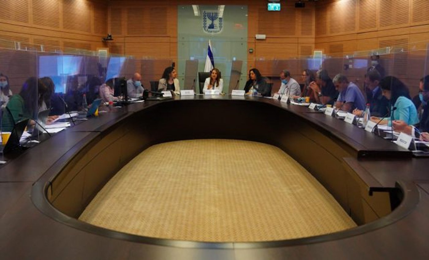 תוך שבוע | מפת הנדבקים: 106 בבית כנסת, 4 בבריכה