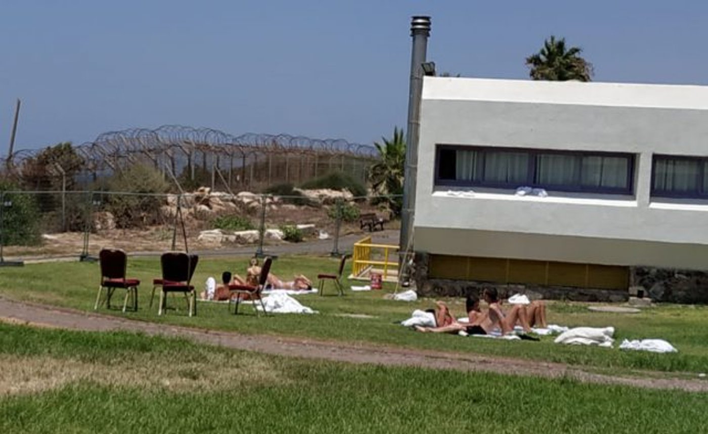 חיילות משתזפות בבגדי ים במתקן ההחלמה באשקלון