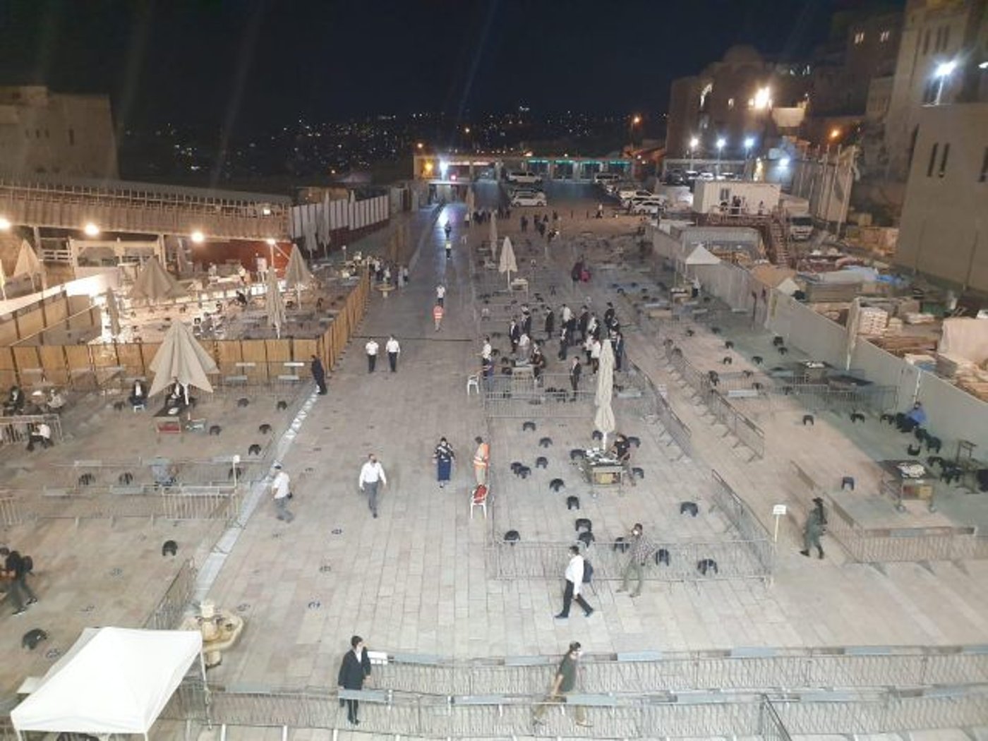 עד 1000 איש ברחבה
