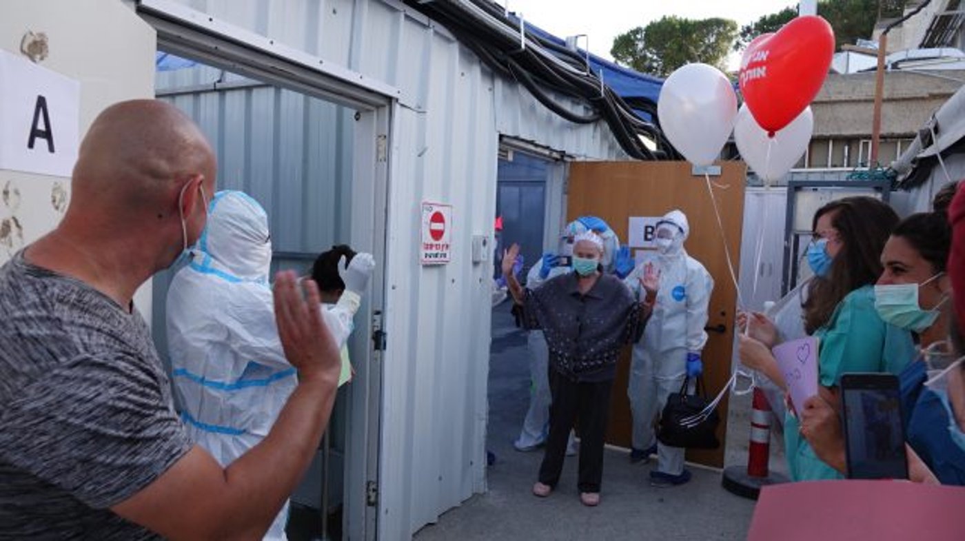 אחרי 99 יום: בת 74 החלימה ושוחררה ממחלקת הקורונה