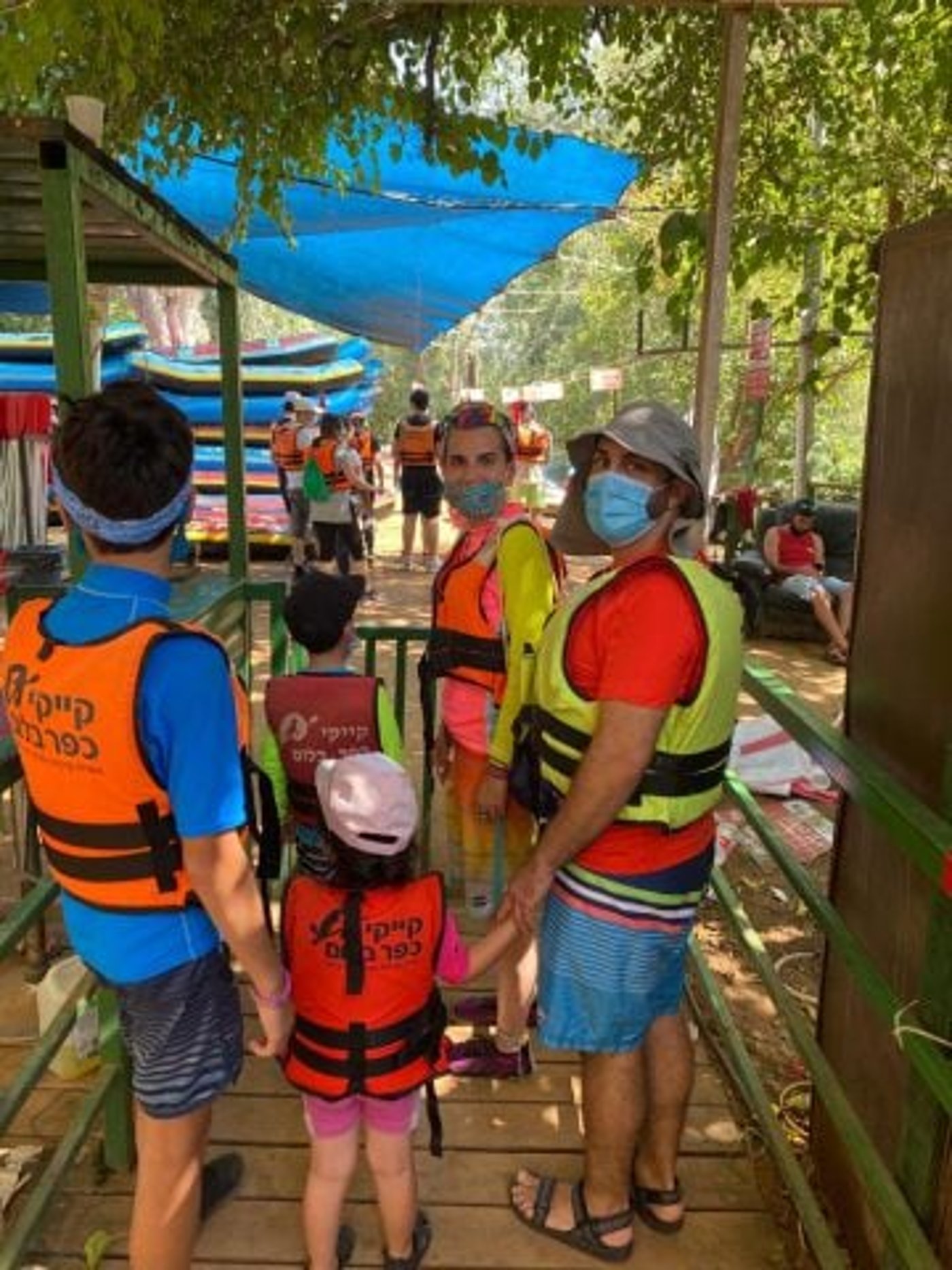הכל מתקתק כמו שעון. אבל מה זה הצבעים האלה של חליפות ההצלה?