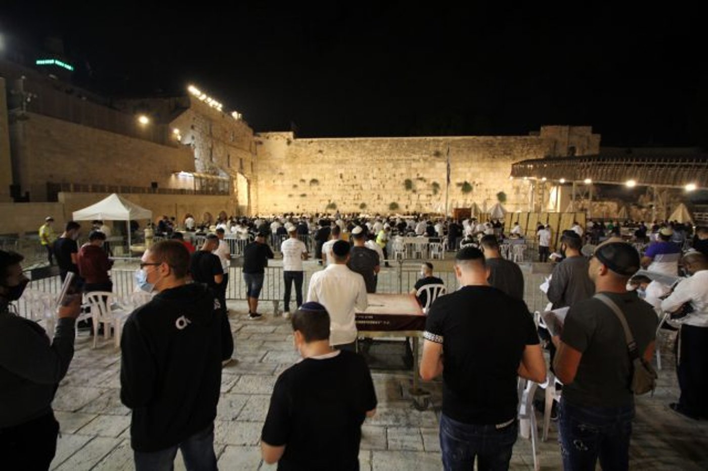 לפי כל ההנחיות: סליחות בקפסולות ברחבת הכותל
