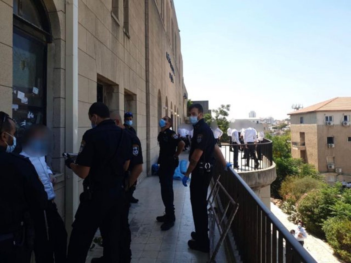 המשטרה פשטה על ישיבת פוניבז' וחילקה דו"חות