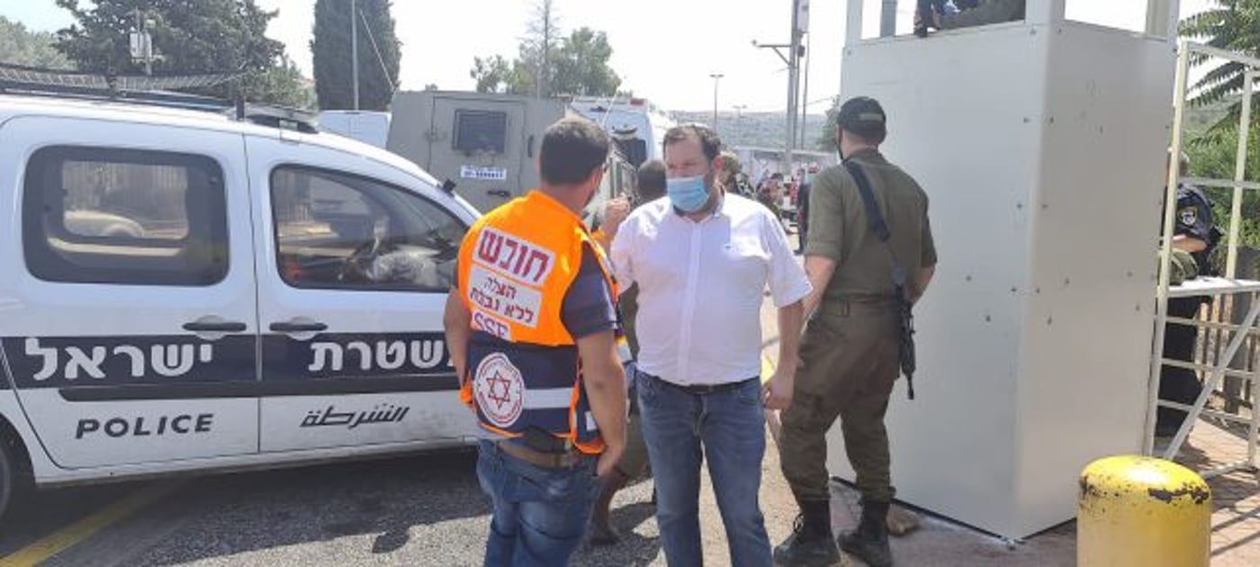 כיכר אריאל לאחר הפיגוע: (קרדיט: רועי חדי)