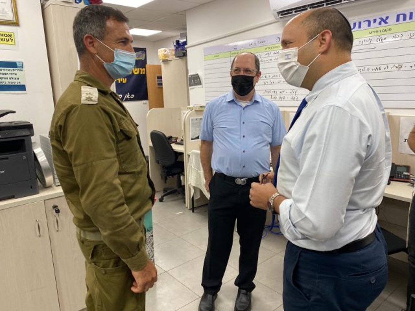 בנט עם מפקד העיר מטעם פיקוד העורף