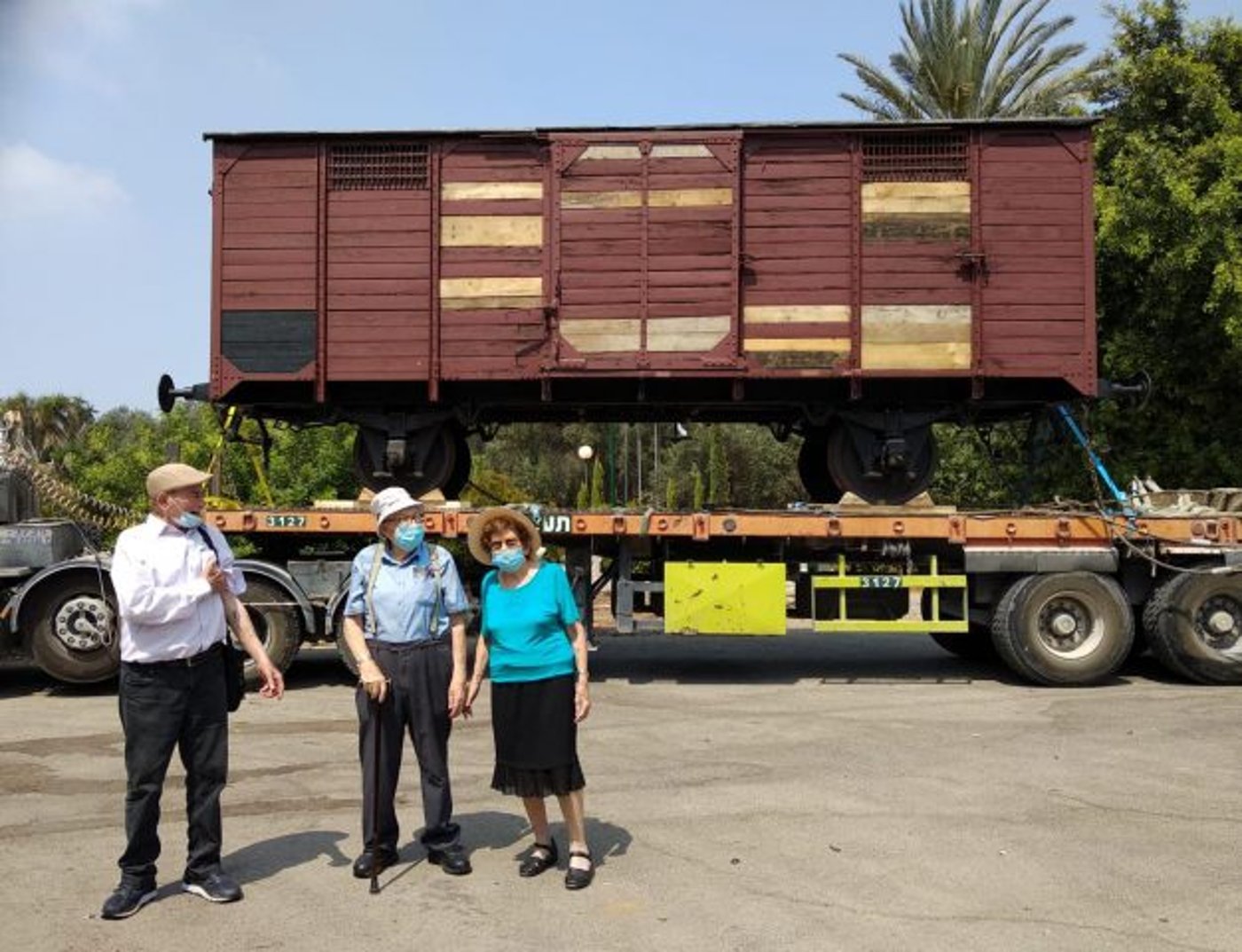 שרה שפר, שהייתה מתאומות מנגלה, עם בעלה אליעזר, אף הוא שורד שואה מהונגריה, ודוגו לייטנר