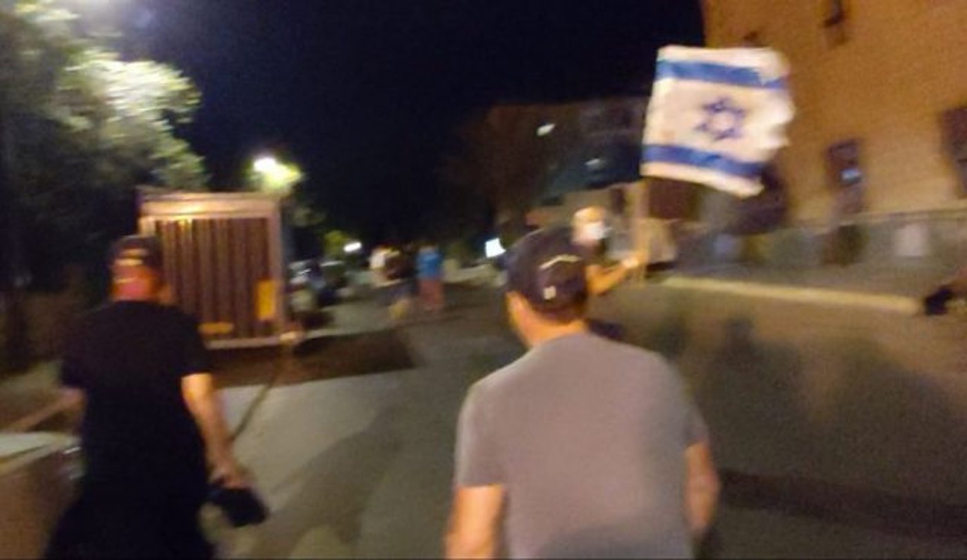 לוק וגולן מאחורה, ביציאה מהפגנת השמאל (אנחנו עושים מאמץ גדול לאתר את בעלי הזכויות בצילומים.השימוש ביצירות שבעל הזכויות בהן אינו ידוע או לא אותר נעשה לפי סעיף 27א ל"חוק זכויות יוצרים"אם זיהיתם צילום ואתם בעלי הזכויות בו, יש לפנות ל srugim@srugim.co.il)