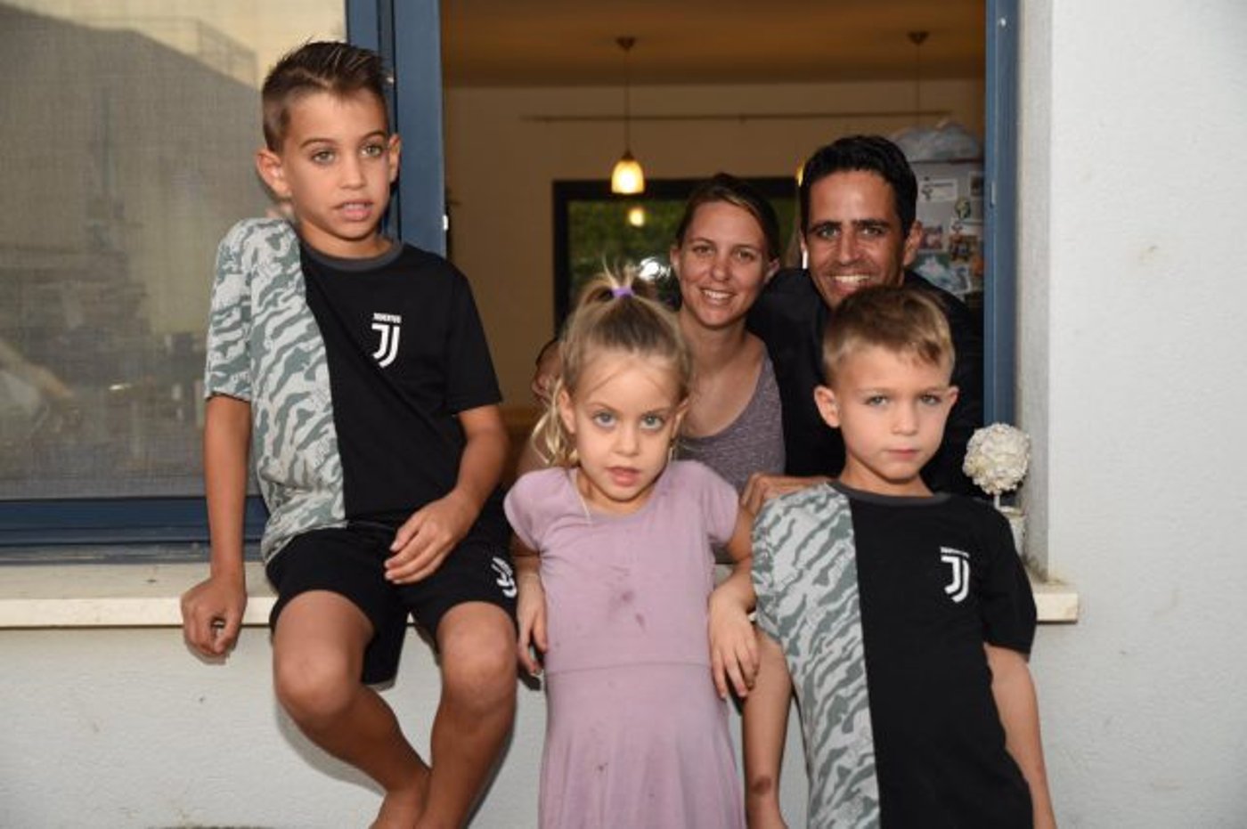 אלמוג בוקר עם אשתו אילת וילדיהם (צילום אביב פרס)