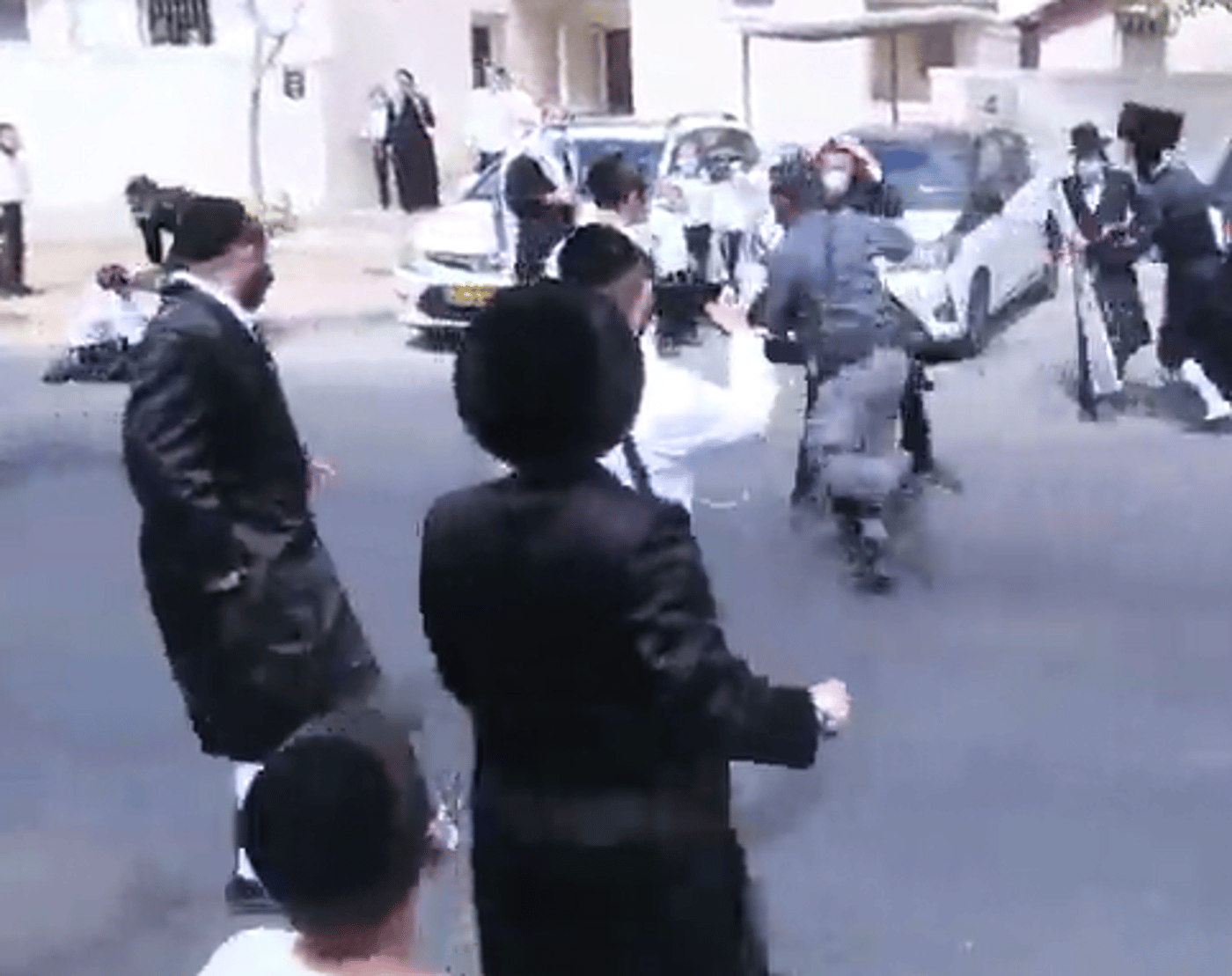 תיעוד ברוטלי: שוטר זורק דלי על ילד בביתר עלית