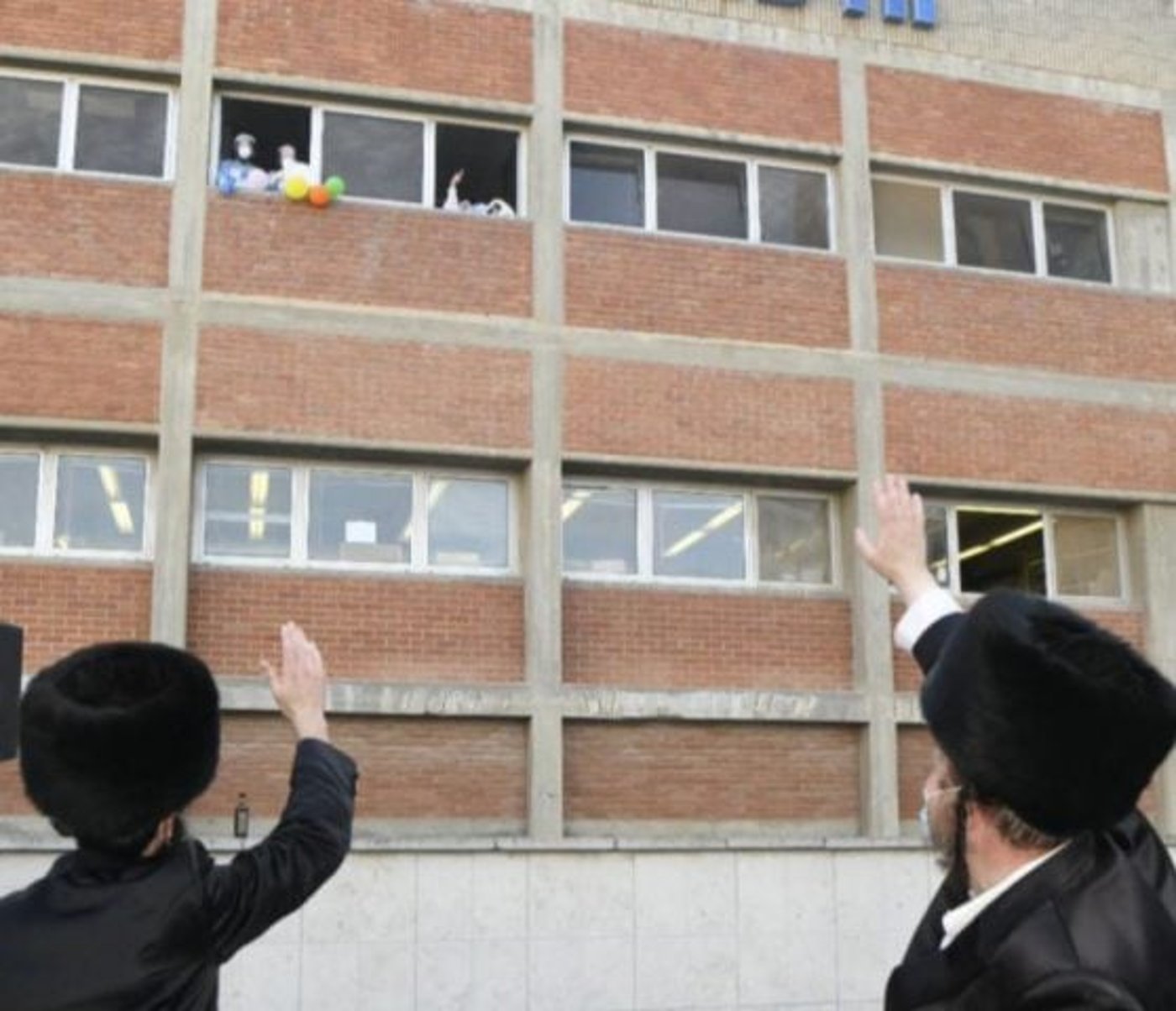 תיעוד מצמרר: האב צפה בחתונת בנו ממיטת ביה"ח