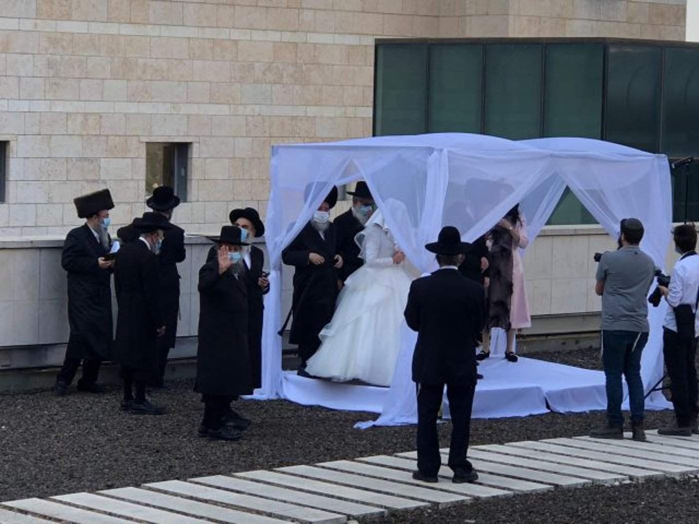 תיעוד מצמרר: האב צפה בחתונת בנו ממיטת ביה"ח