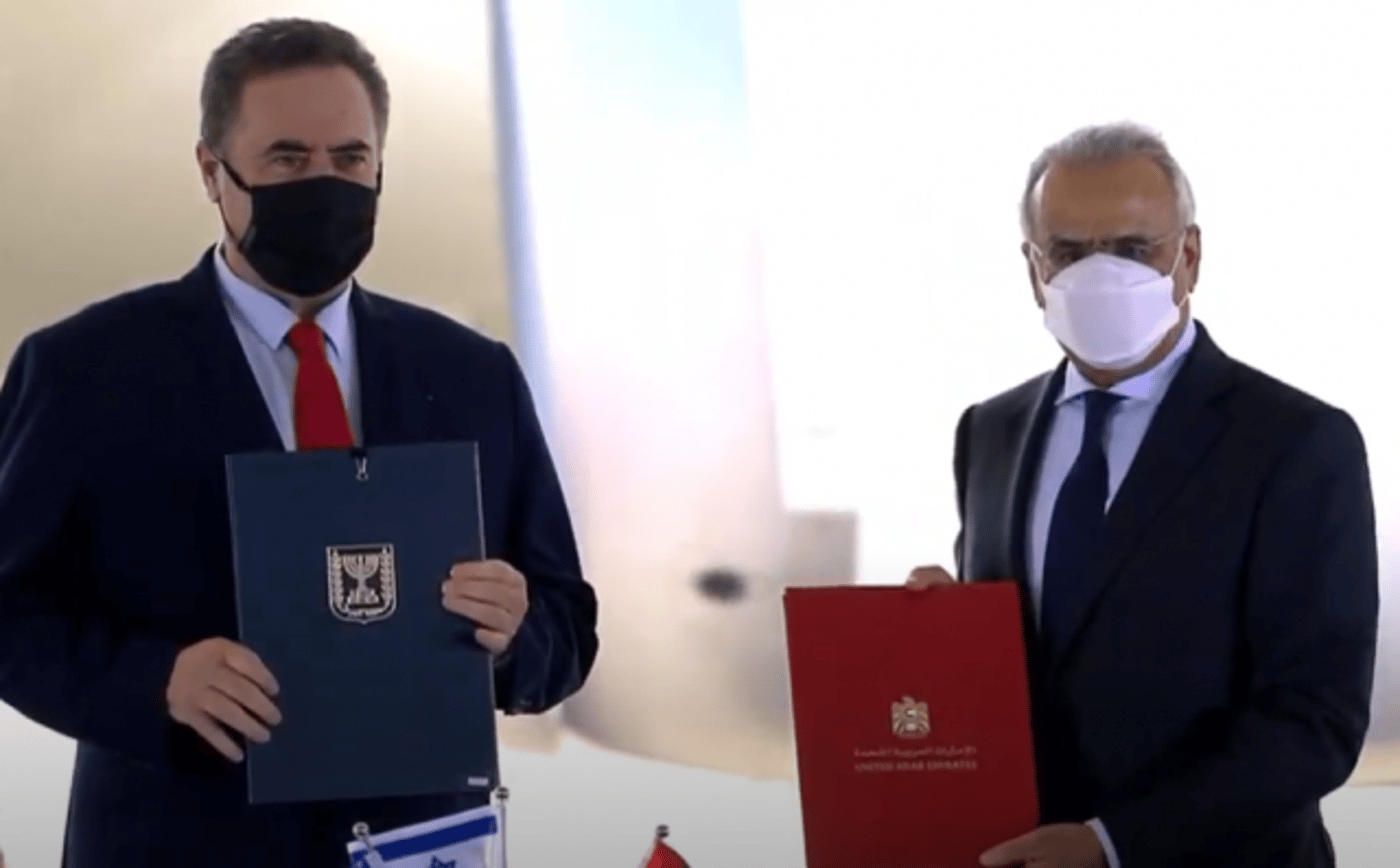 שר האוצר ישראל כץ ומקבילו האמירתי חותמים על הסכמי שיתוף הפעולה (צילום מסך משידורי לע"מ)