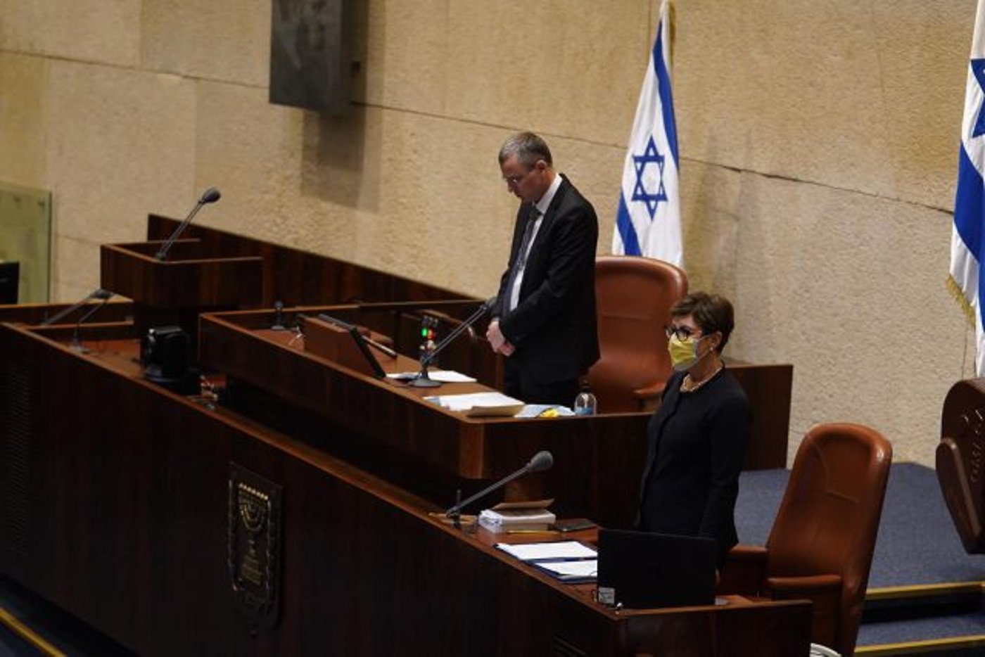 יו"ר הכנסת, ריב לוין. בדקה דומיה לזכר גנדי