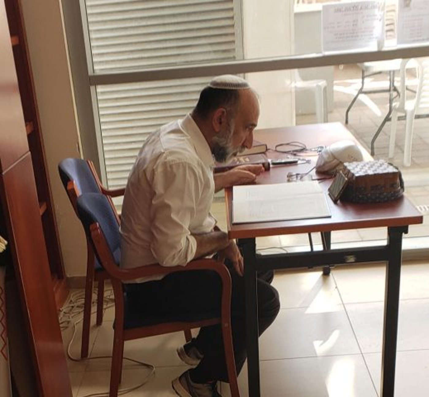 הרב משה לוי, מעביר שיעור בזום לתלמידים