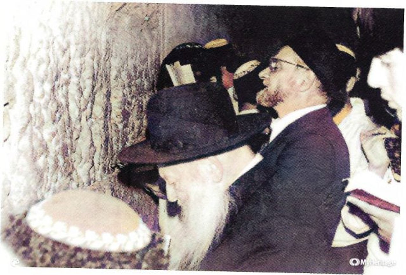 מניטו והרצי"ה מתפללים יחד בכותל המערבי (באדיבות: מכון מניטו)