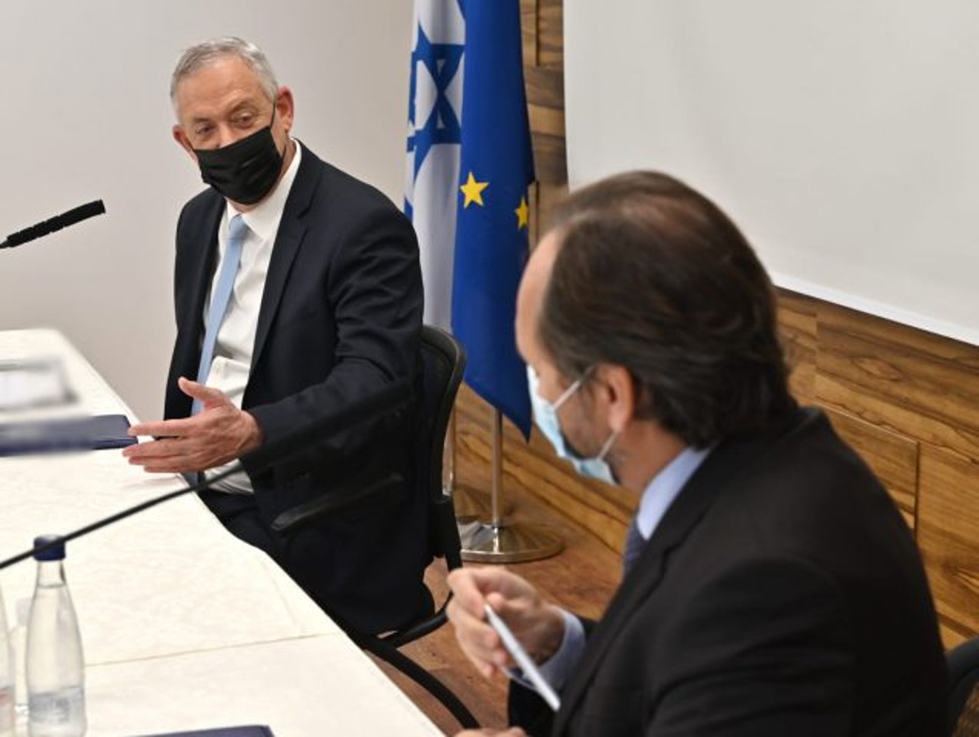גנץ עם נציג האיחוד האירופי.