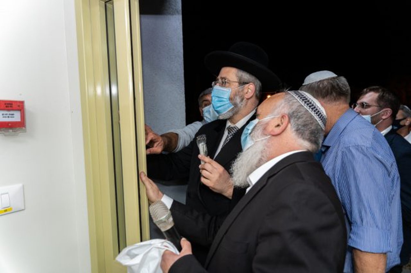 הרב לאו קובע מזוזה