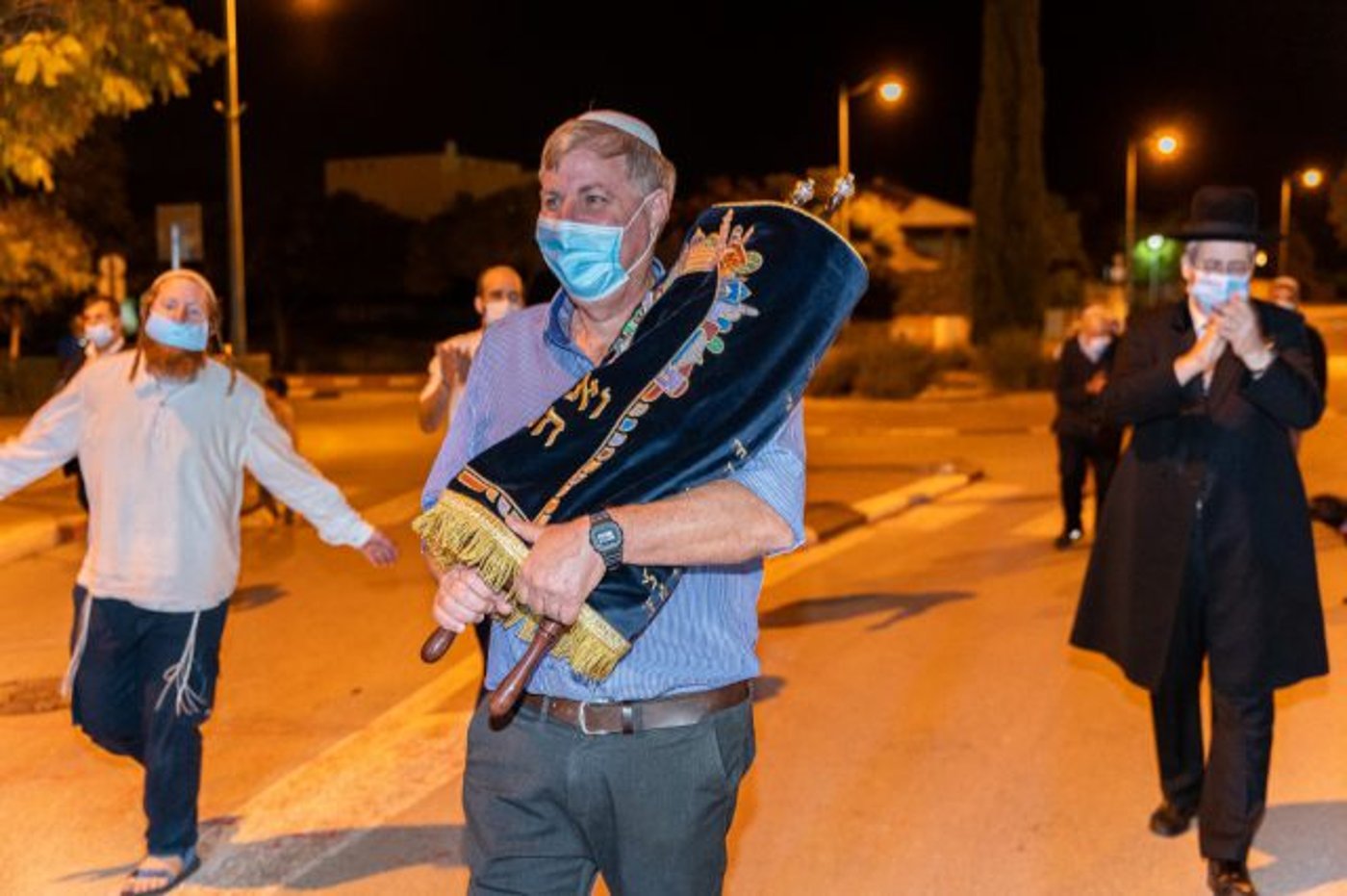 הכנסת ספר התורה בבית קמה