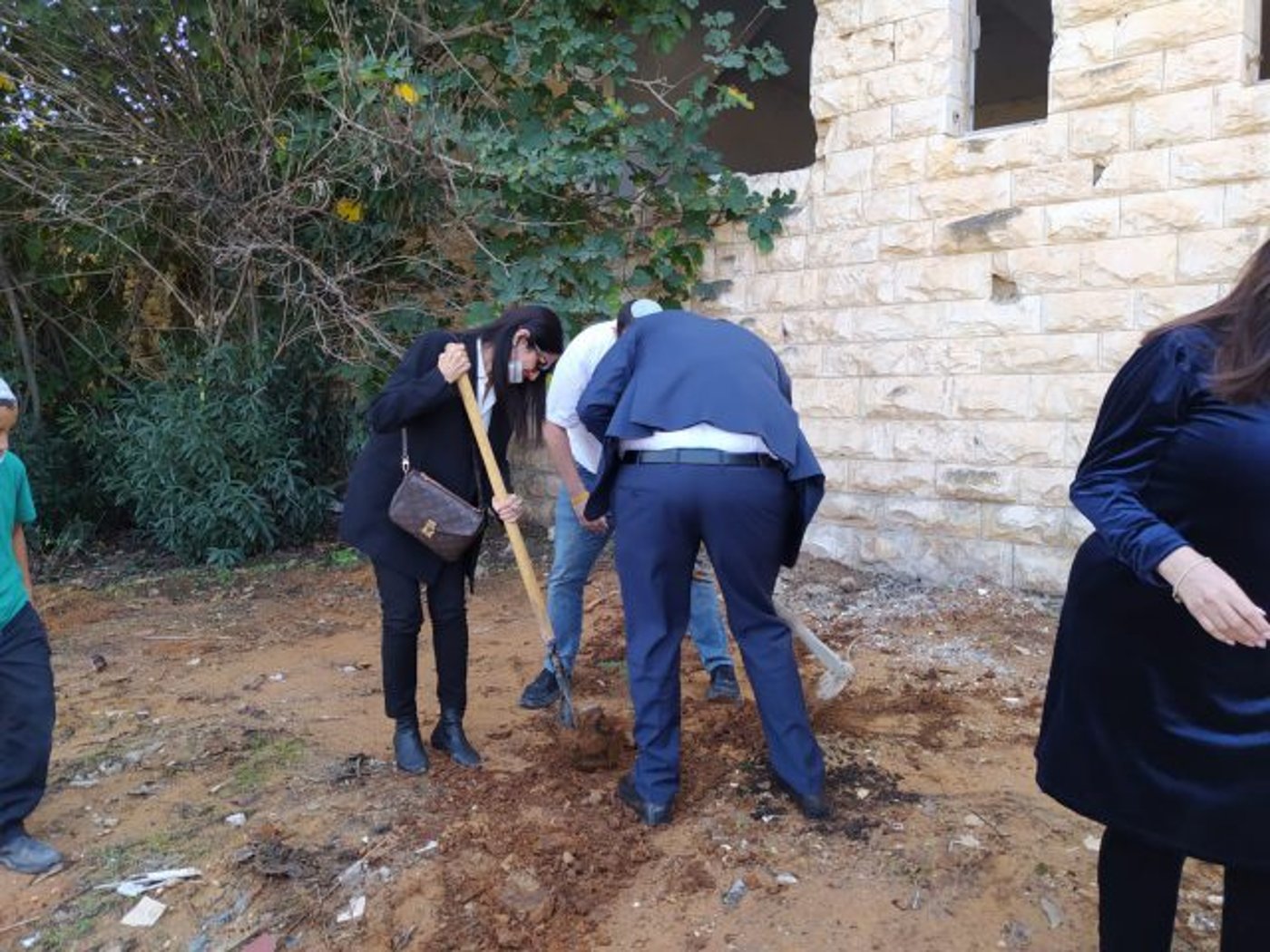 צפו: הח"כים וראש מועצת שומרון נוטעים עץ בשא-נור