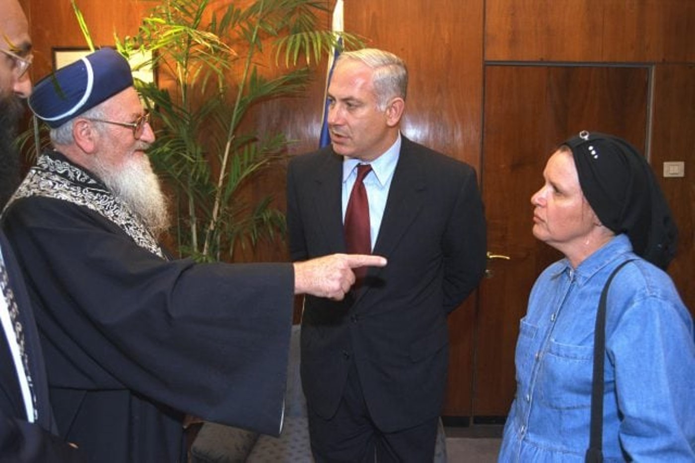 הרב מרדכי אליהו זצ"ל בפגישה עם ראש הממשלה נתניהו ואסתר פולארד בשנת 96' (סער יעקב, לע"ם)