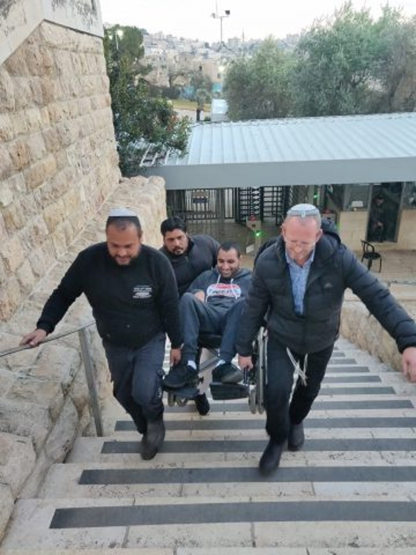 עיריית חברון עתרה לבג"ץ נגד הנגשת מערת המכפלה