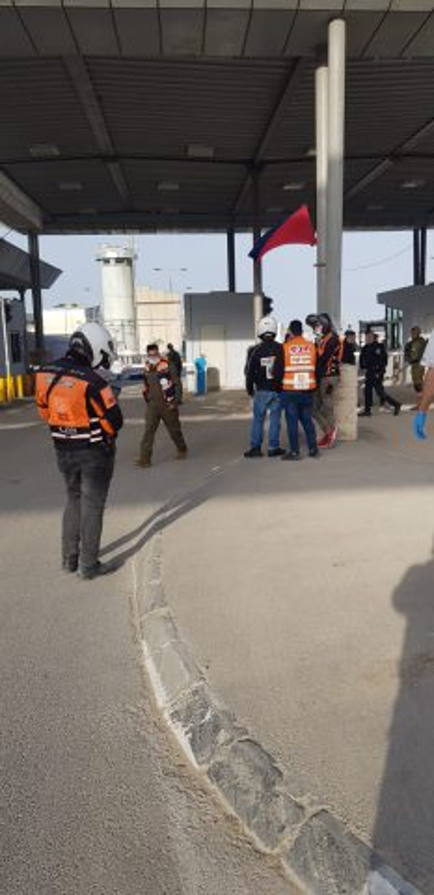 זירת הפיגוע במחסום קלנדיה (דוברות איחוד הצלה)
