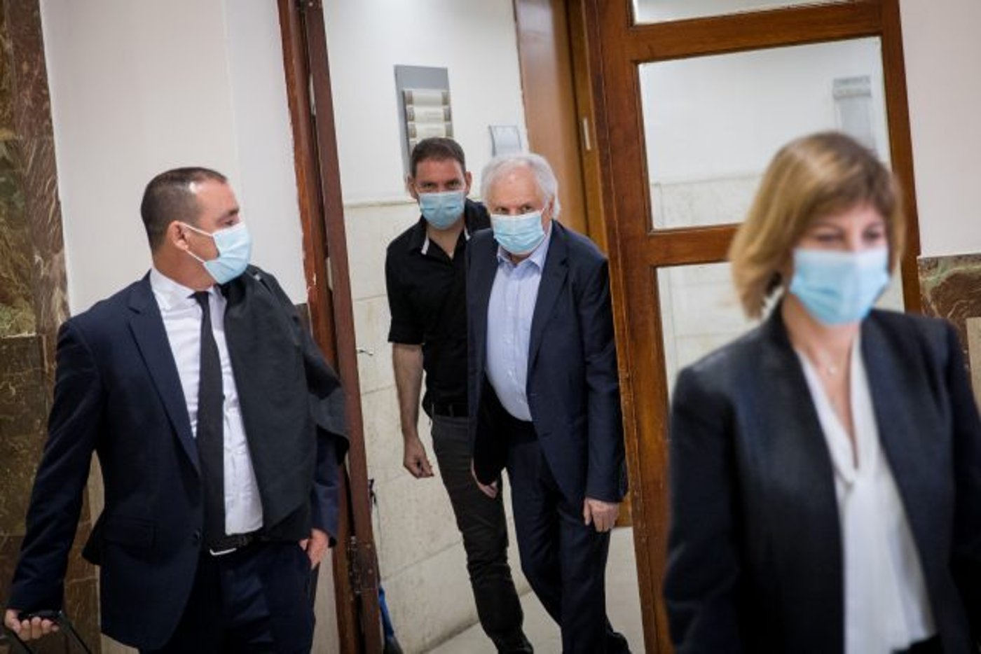 פרקליטי אלוביץ' בבית המשפט המחוזי. במרכז: שאול אלוביץ'