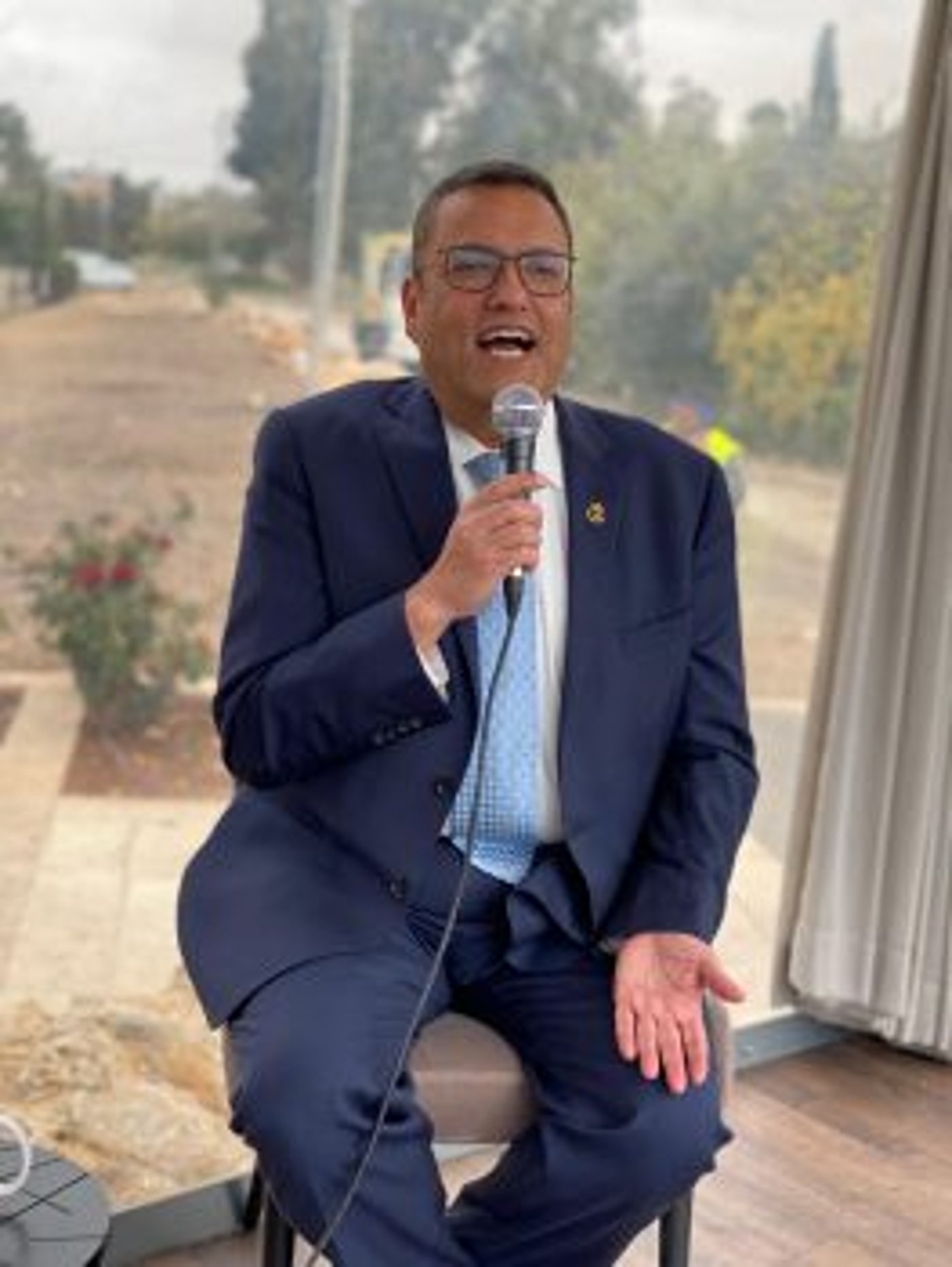 צפו: המשאית הסרוגה עולה לחגוג חנוכה בירושלים