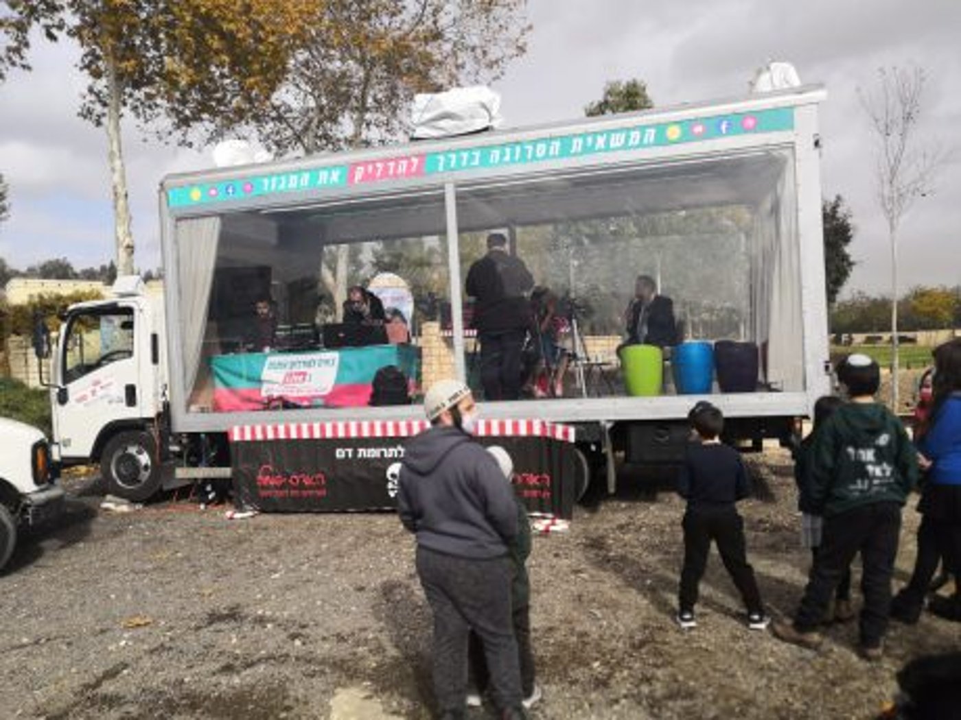 צפו: המשאית הסרוגה עולה לחגוג חנוכה בירושלים