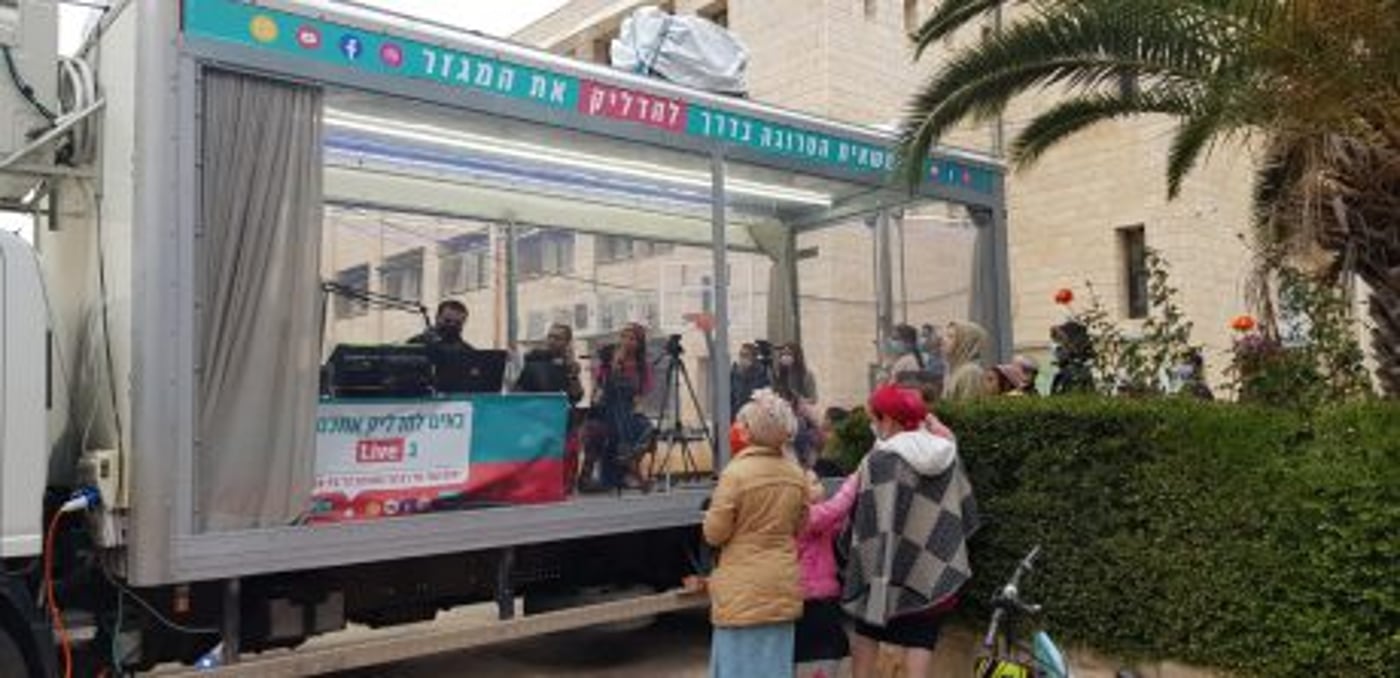 צפו: המשאית הסרוגה חוגגת חנוכה בבית אל