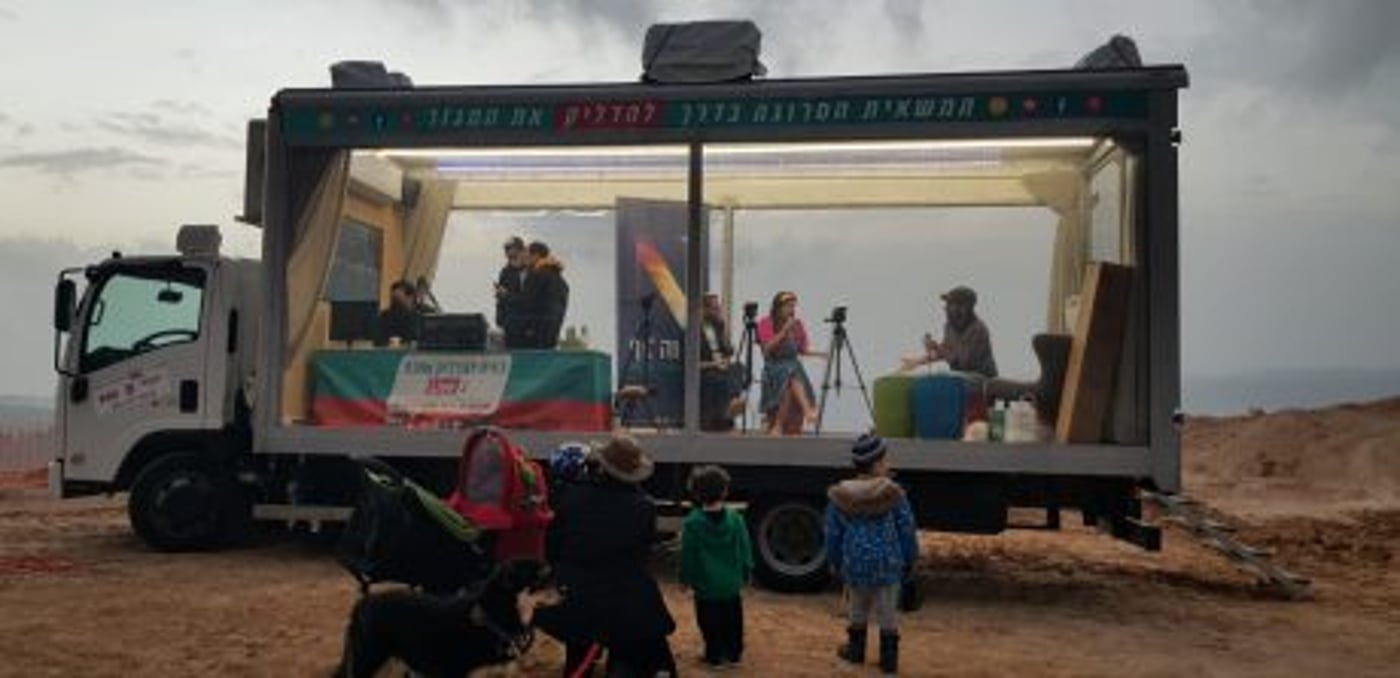 צפו: המשאית הסרוגה חוגגת חנוכה בבית אל